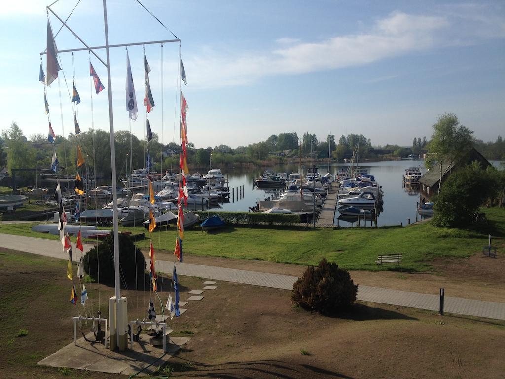 Aparthotel Am Heidensee Шверин Екстериор снимка